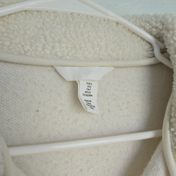 H&M Cream Fleece Jacket – Soft-Core Cozy Layering Piece Size Small - Picture 4 of 8